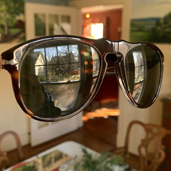 Persol Sunglasses
Tortoise/Green
Hand Made in Italy
Excellent Condition - Picture 2 of 6